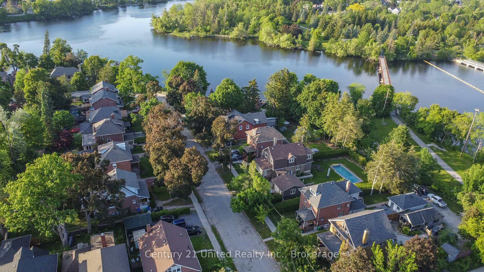 566 Waterford Street photo 3