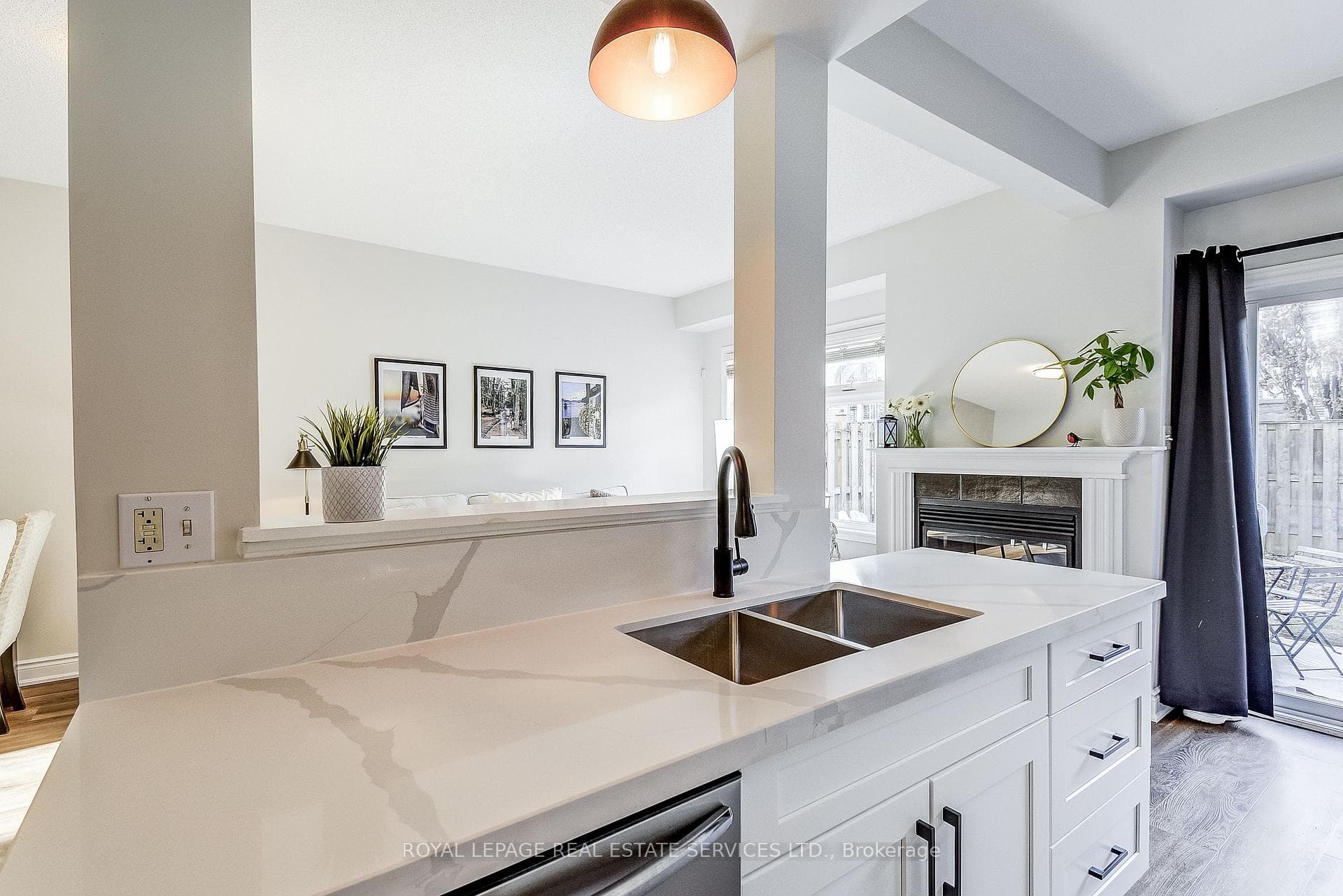 Undermounted sink with quartz counters