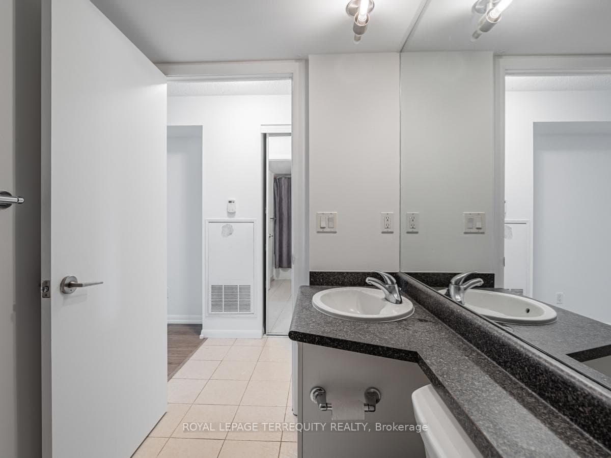 209 Fort York Boulevard Unit 658 photo 11