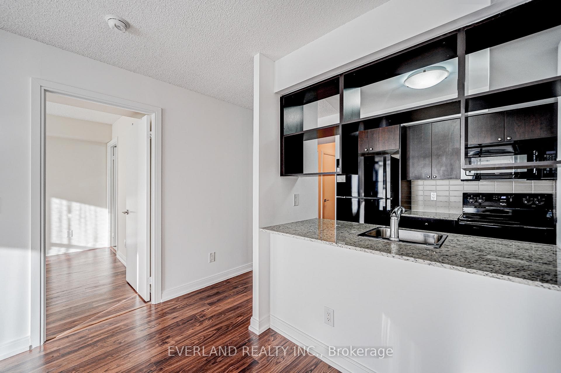 181 Village Green Square Unit 815 photo 8