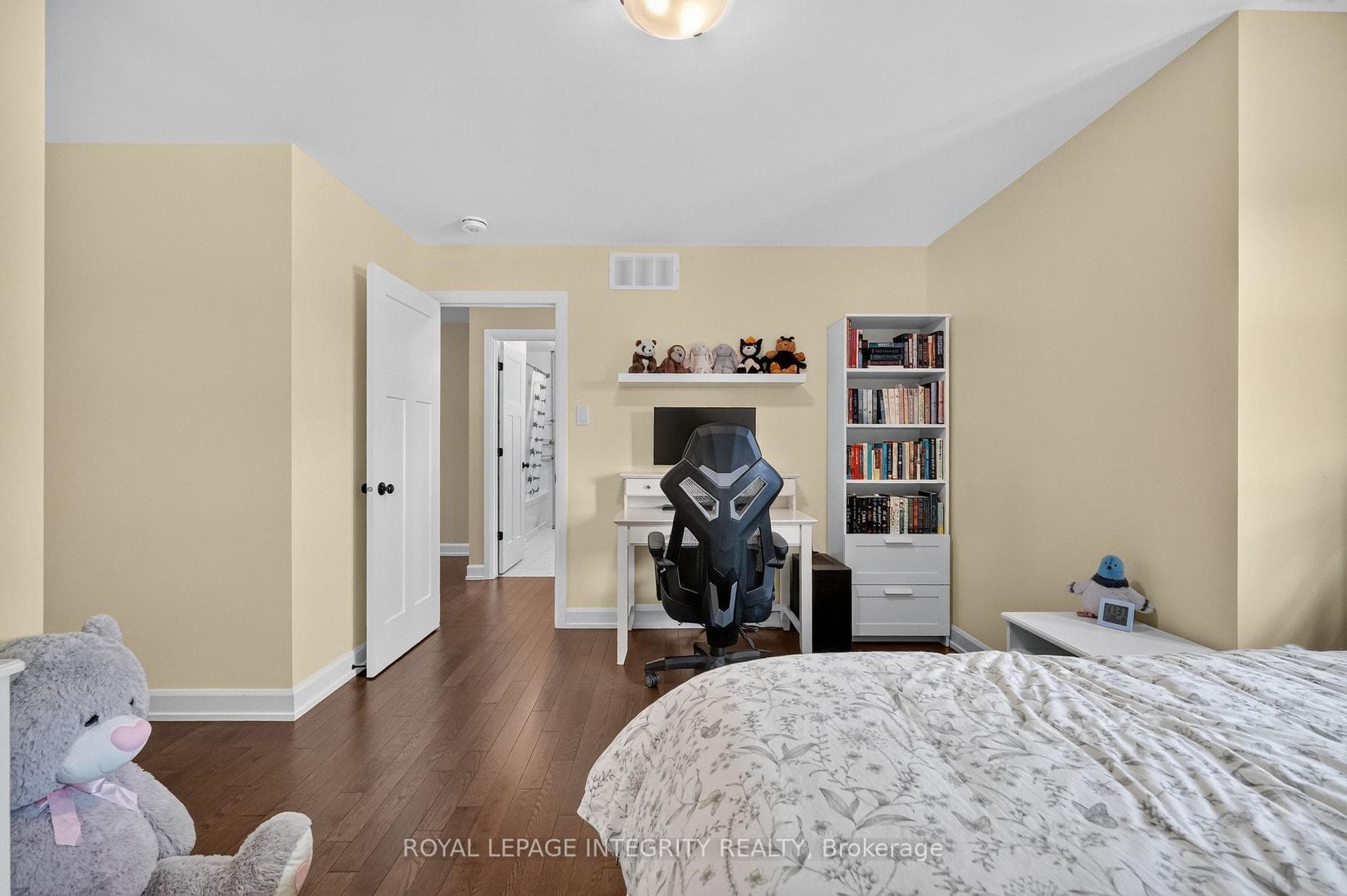 501 Cannes Crescent photo 29