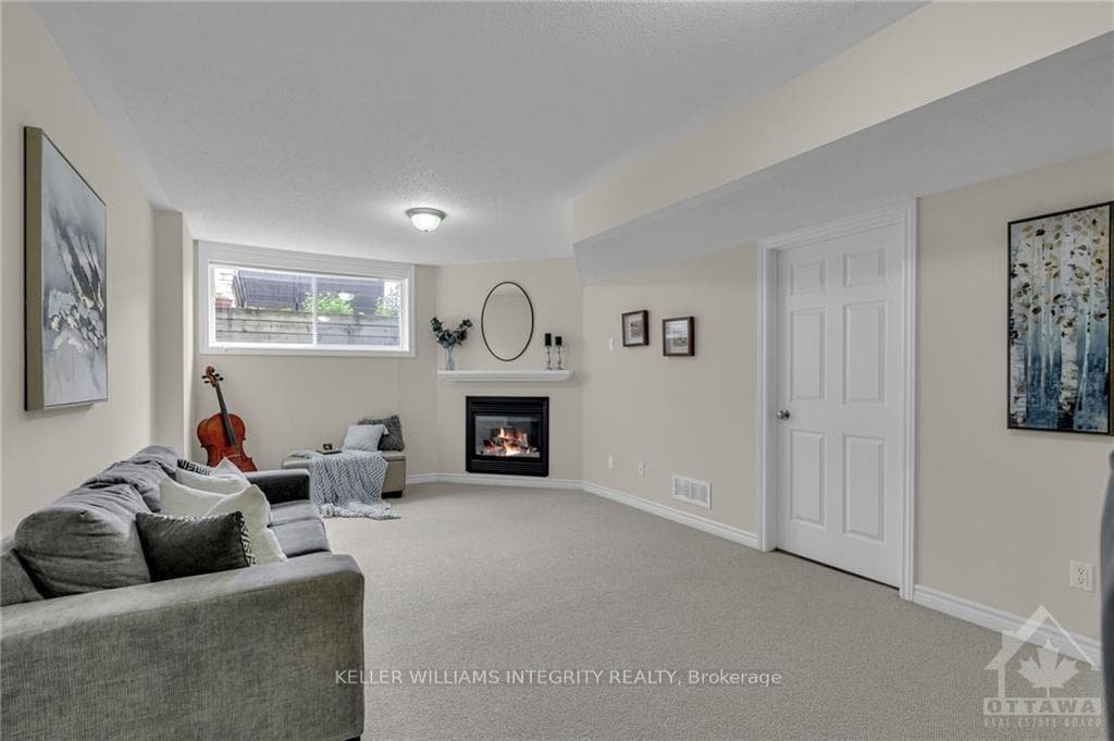 243 SILVERMOON Crescent photo 30