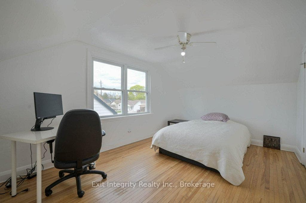 98 Morton Avenue photo 21
