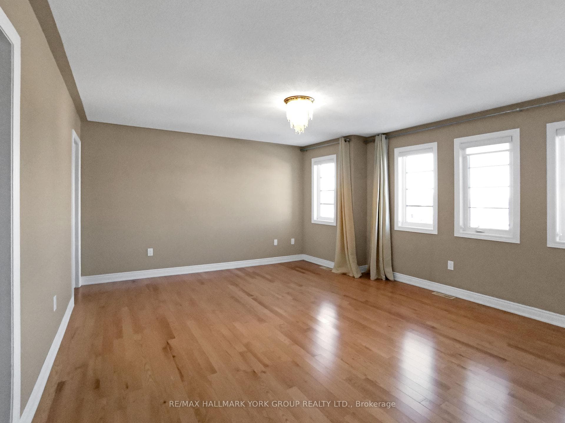 311 Twin Hills Crescent photo 18