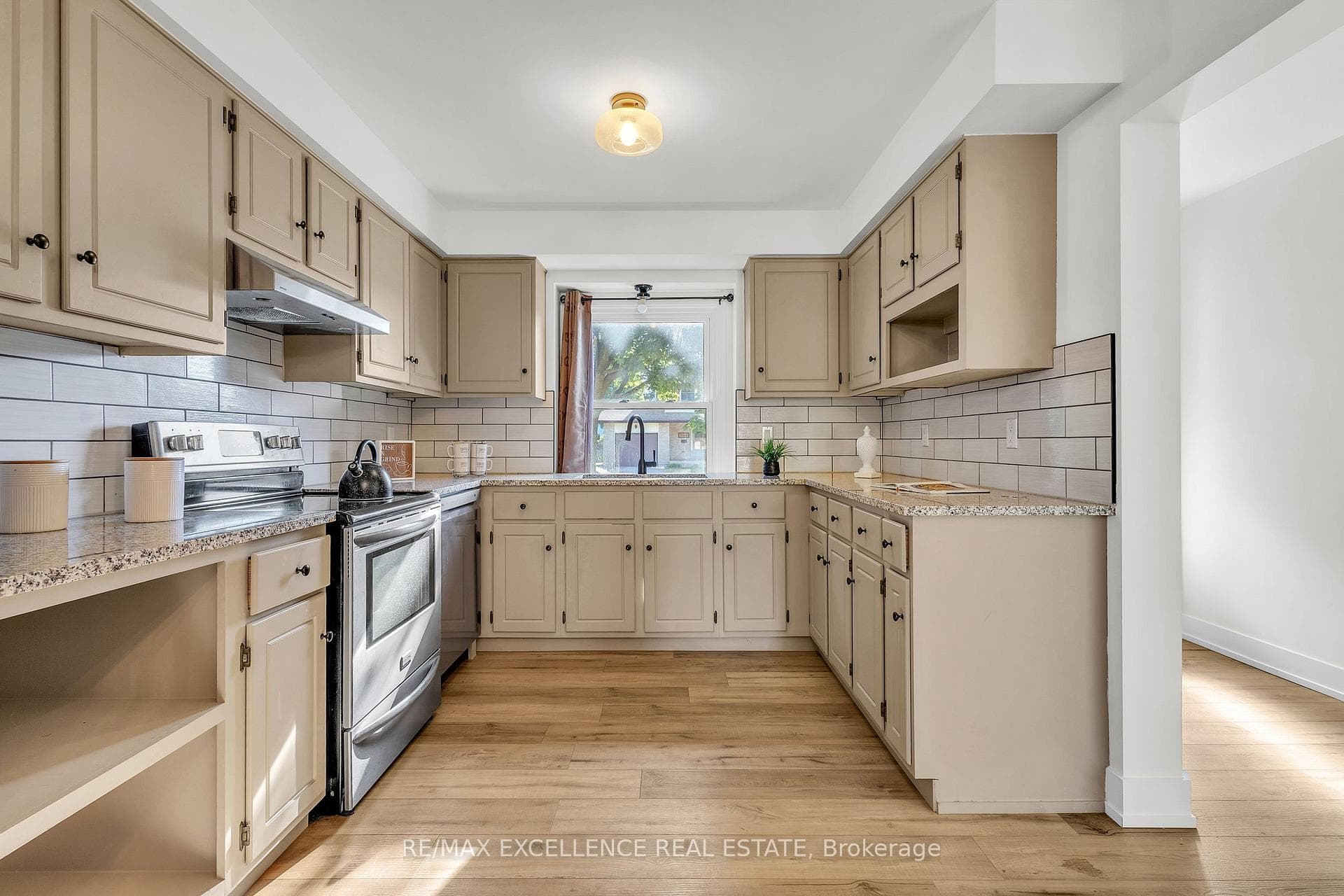 127 Acorn Crescent photo 21