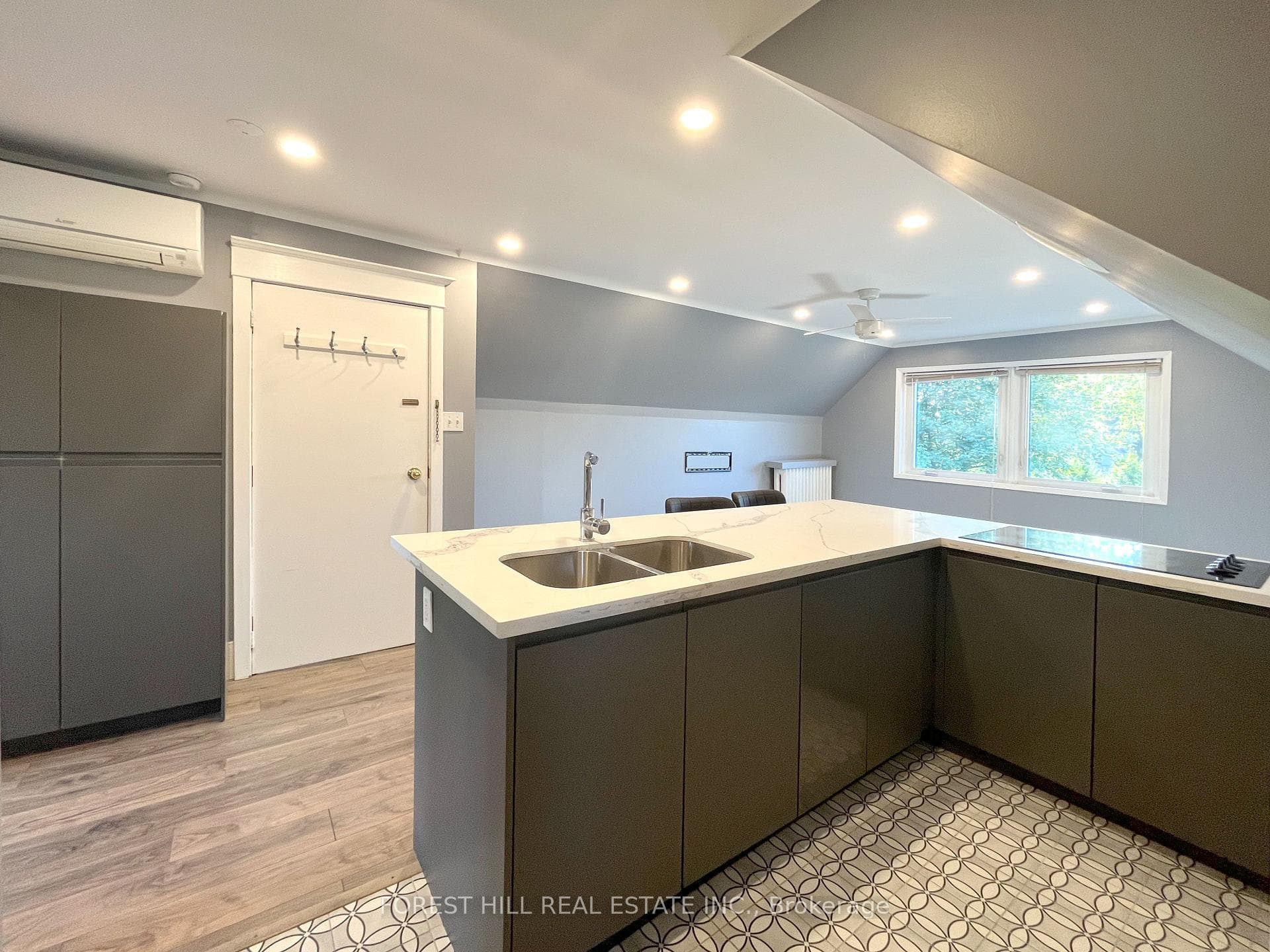 303 Lonsdale Road Unit 3rd photo 6