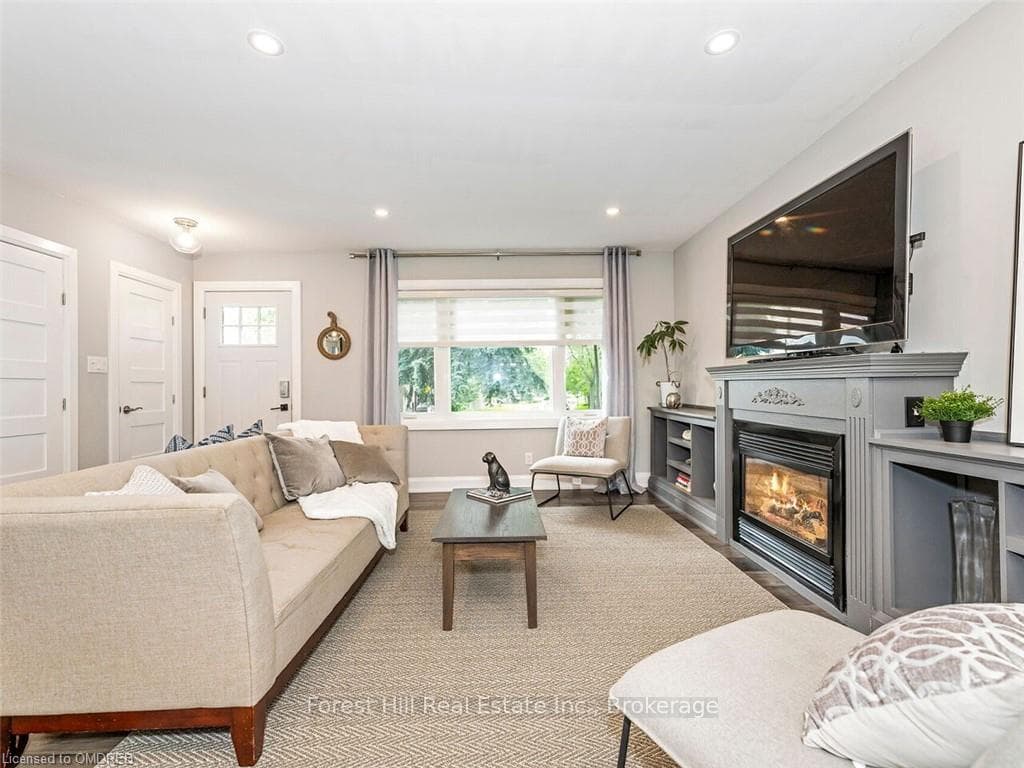 535 REGINA Drive photo 3