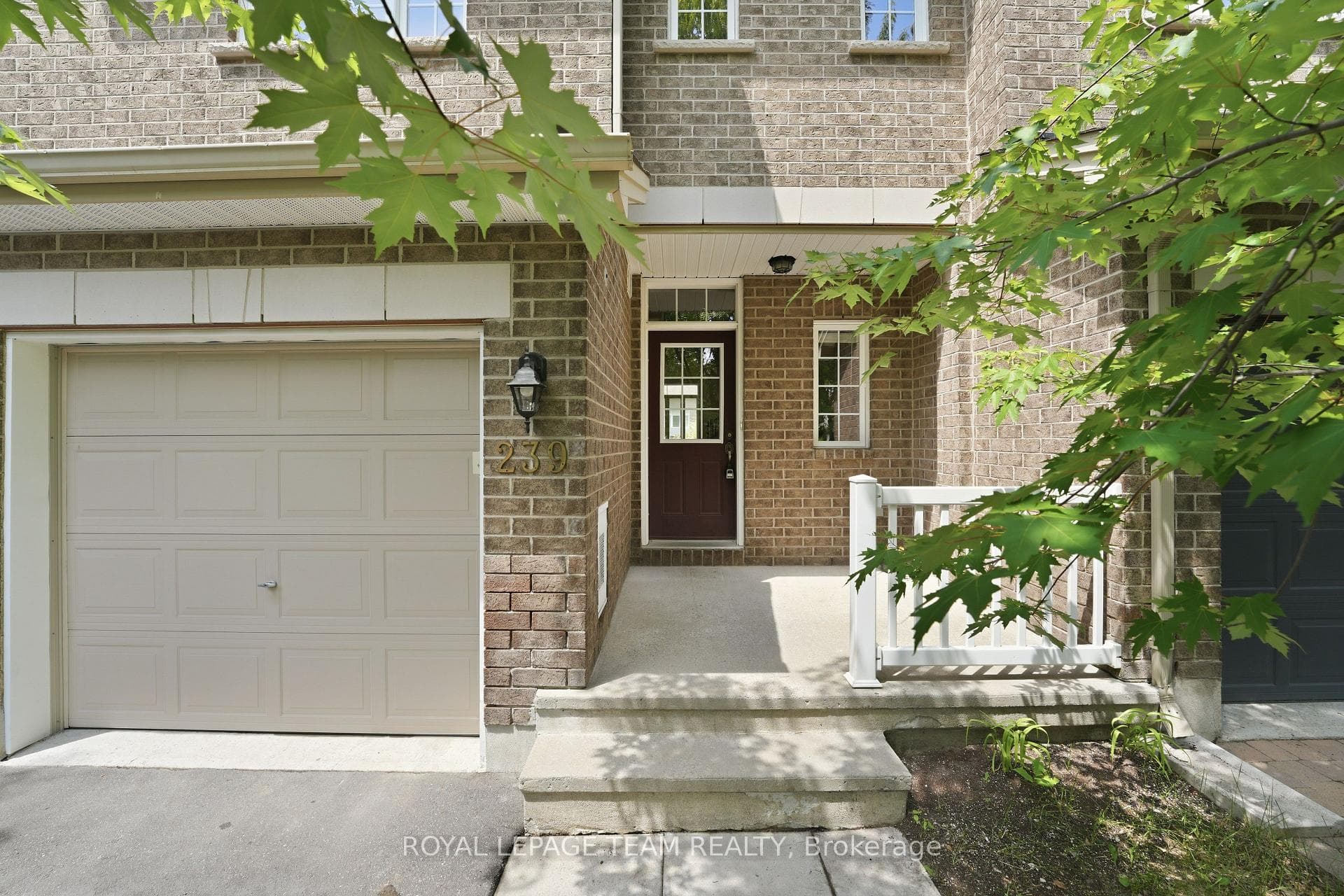 239 Tandalee Crescent photo 2