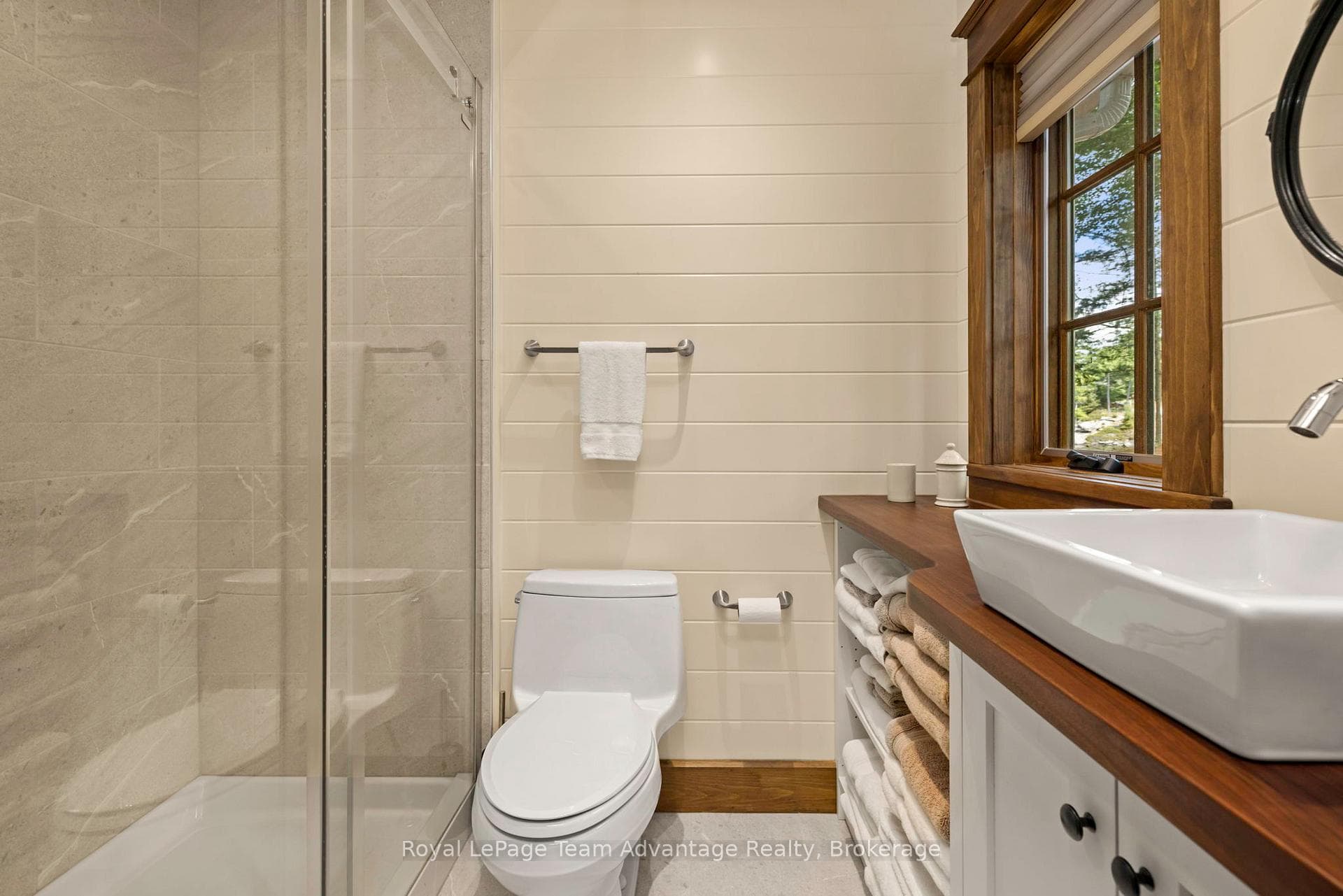 Beautiful 3pc bathroom