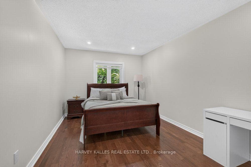 898 Stonehaven Avenue photo 31