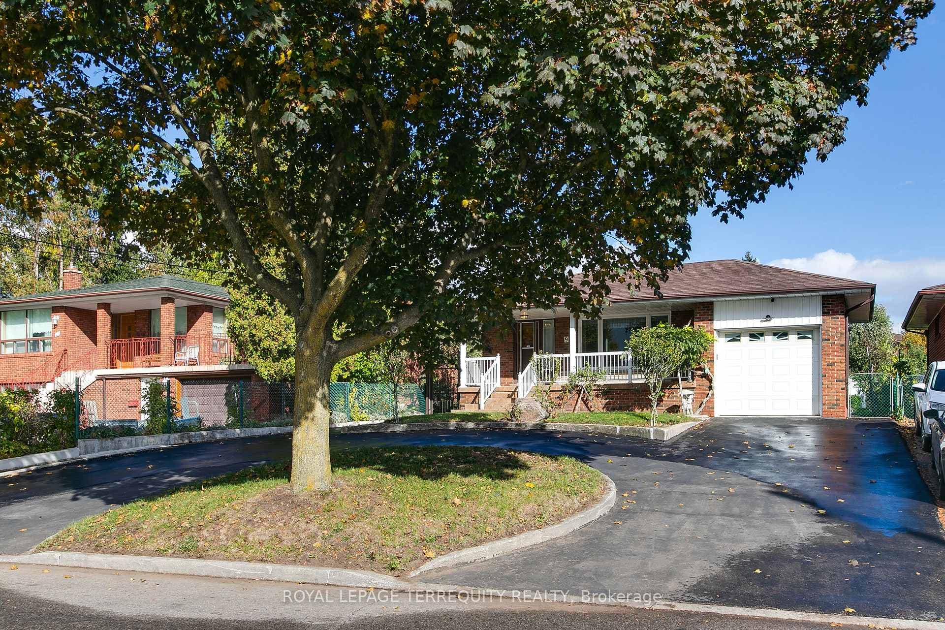 GORGEOUS Circular Driveway! Plenty of Parking!