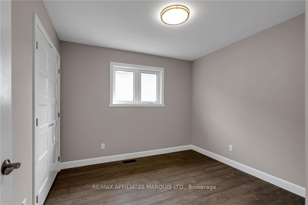 2427 WATSON Crescent photo 14