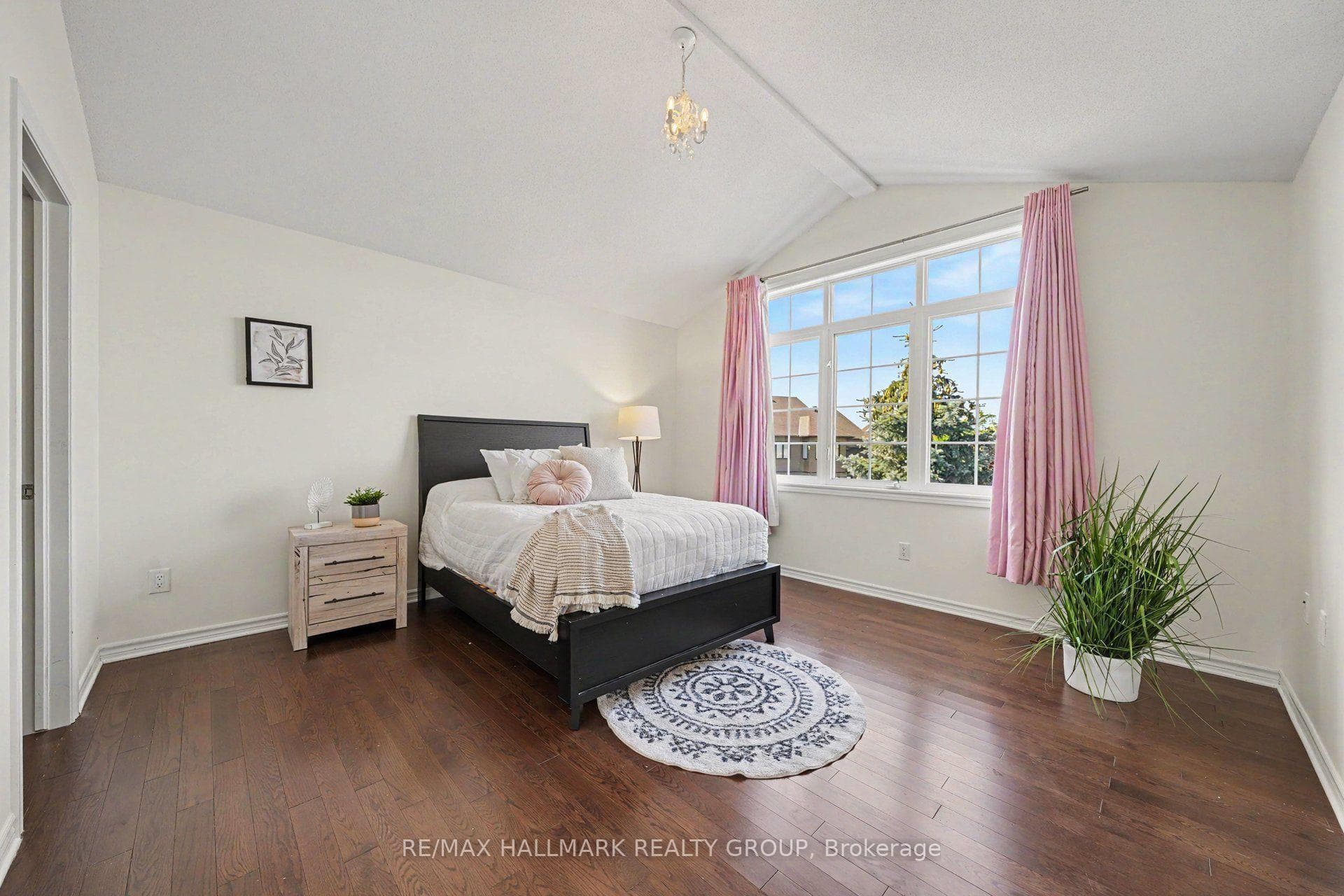 938 Wildcarrot Crescent photo 24