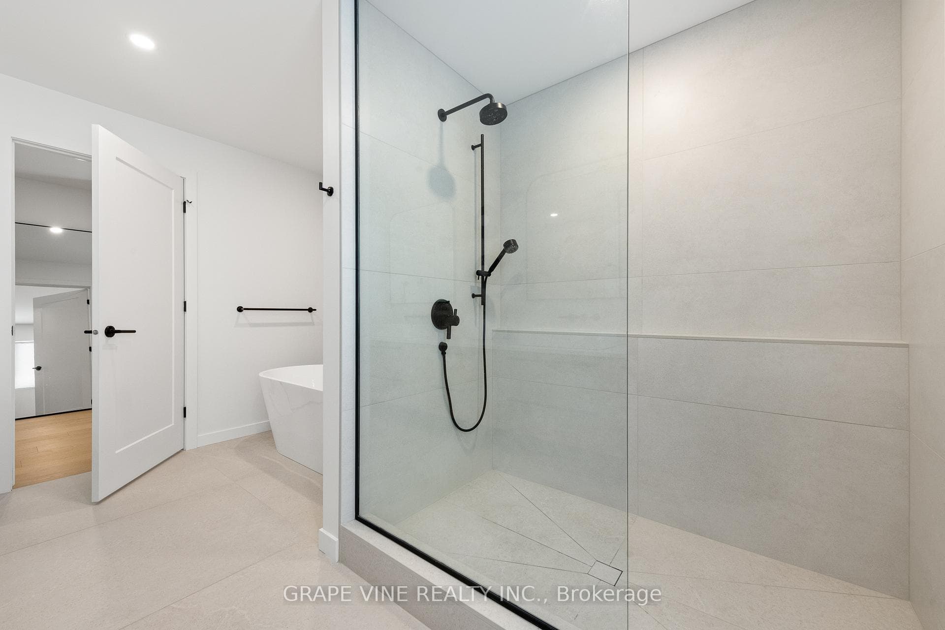 1108a Falaise Road photo 27