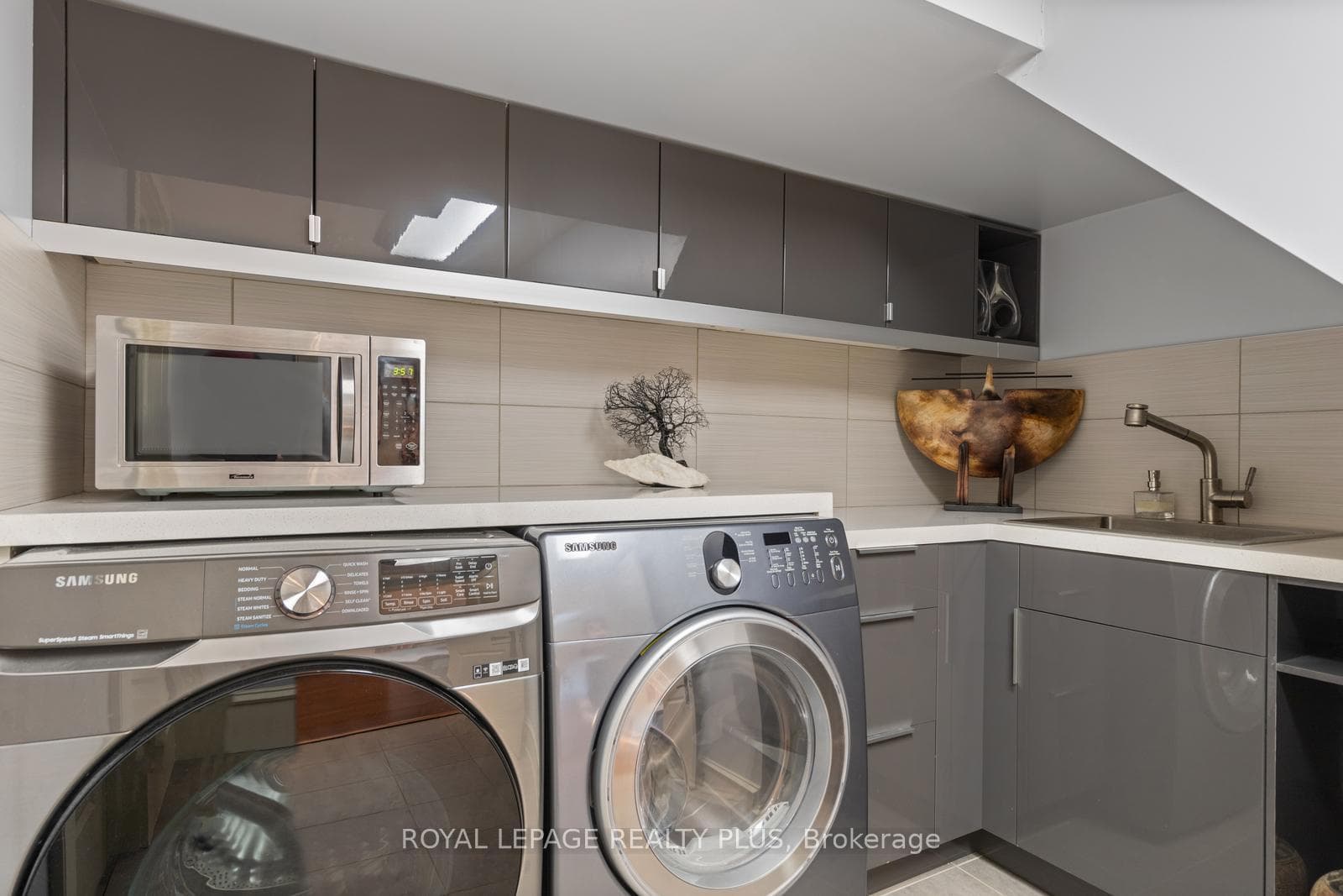 1812 Pattinson Crescent photo 35