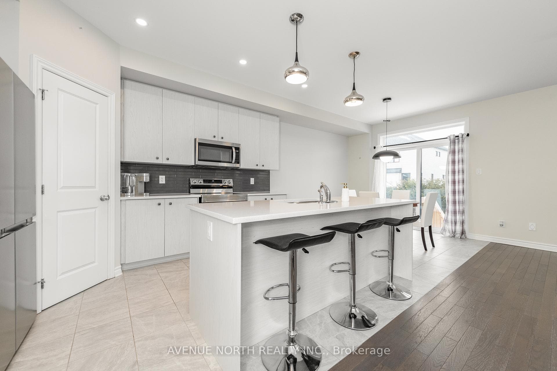 732 NAMUR Street photo 12