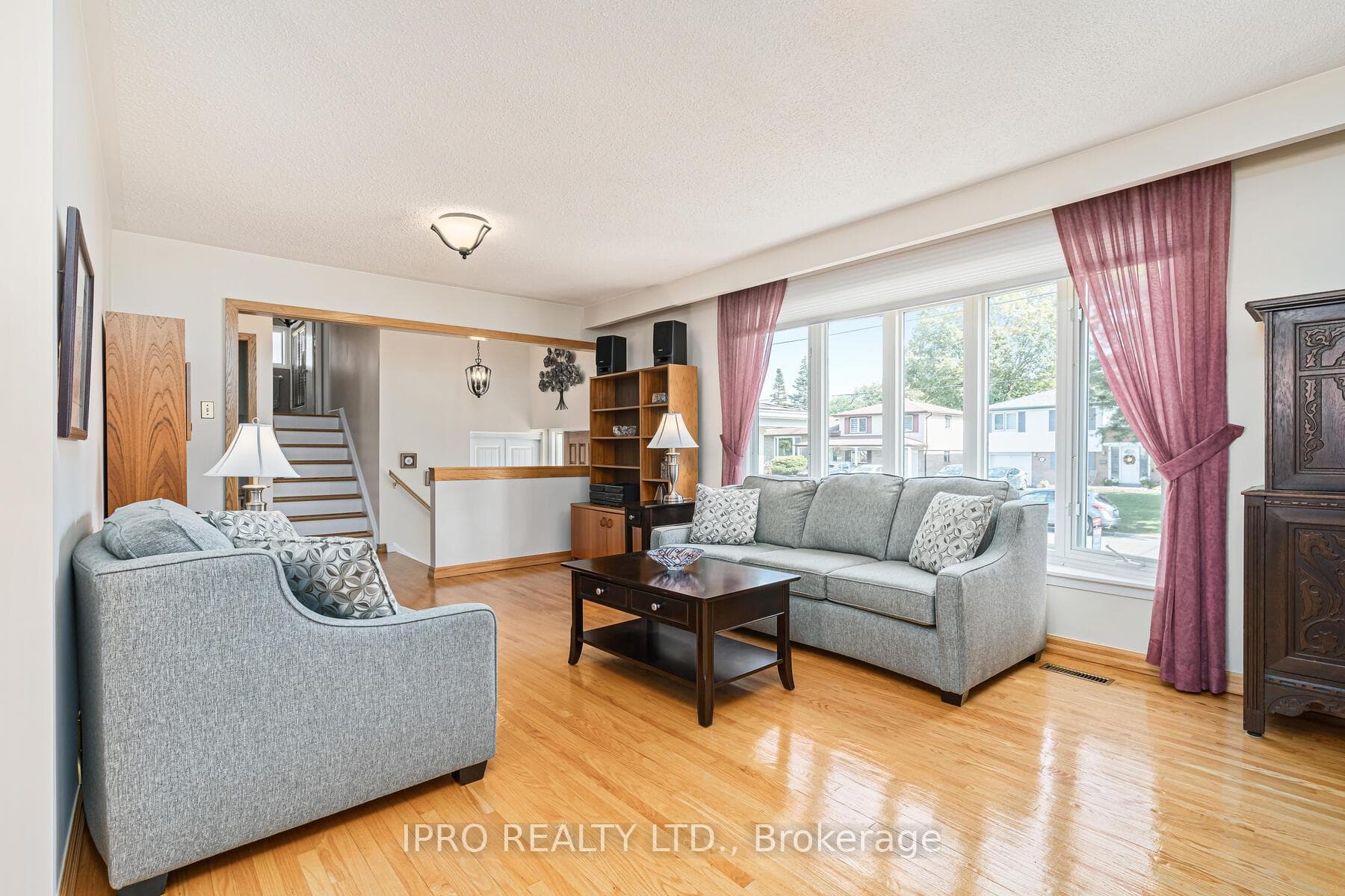27 Eleanor Crescent photo 5