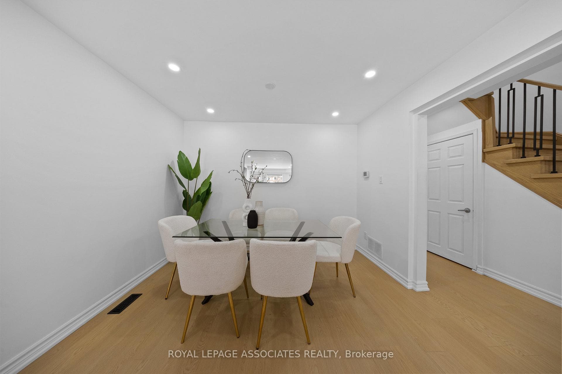 8 Angus Drive photo 5