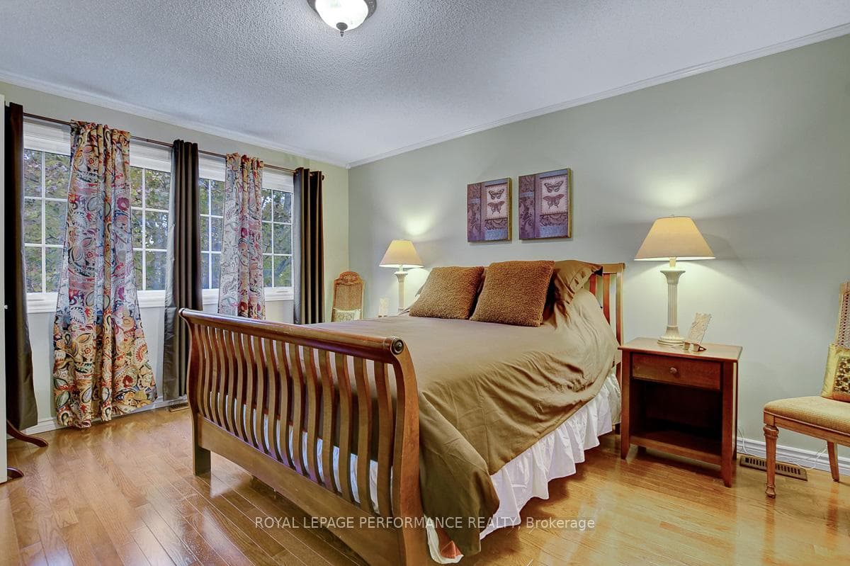 32 Parklands Avenue photo 30