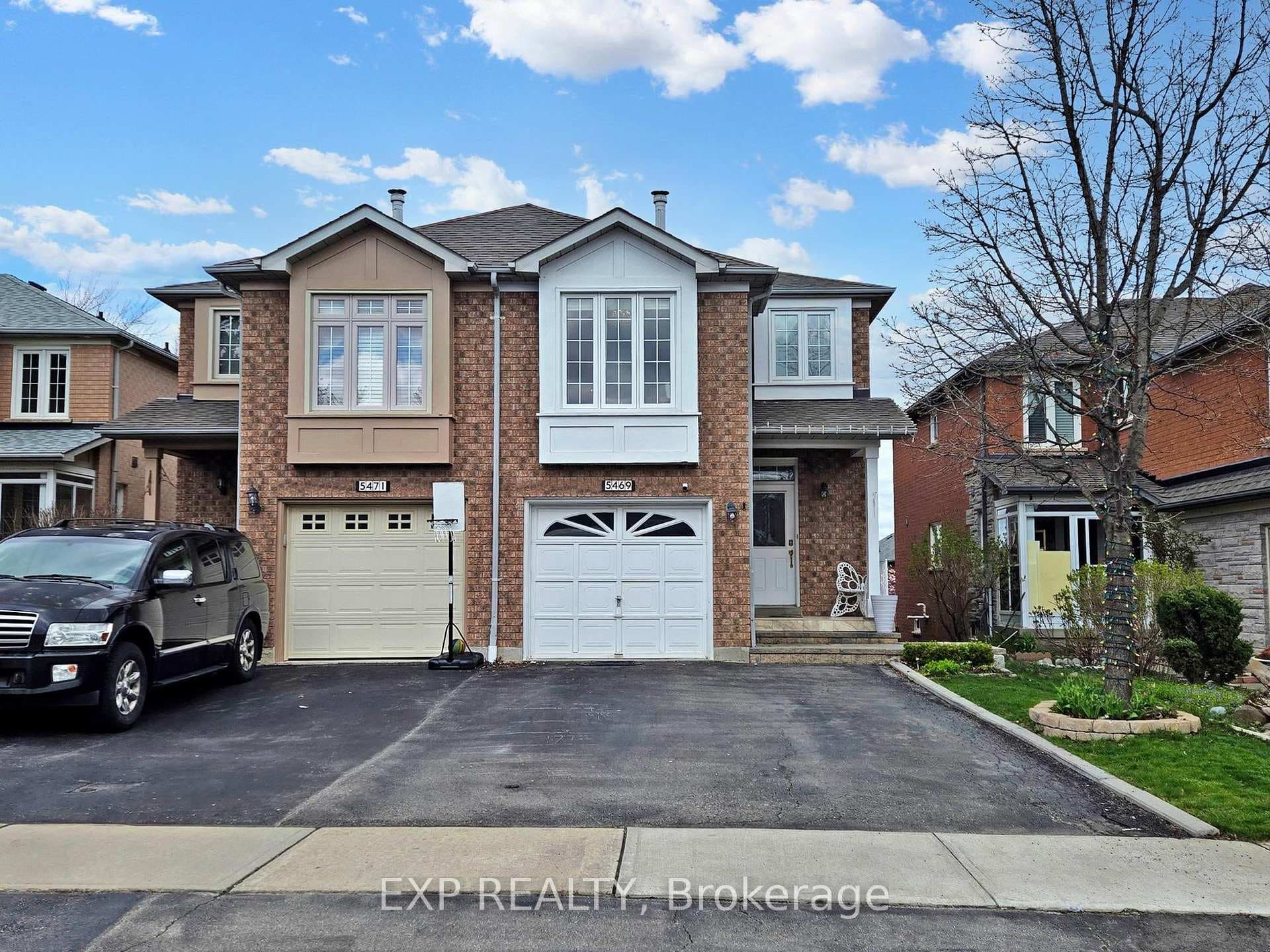 5469 Palmerston Crescent photo 1