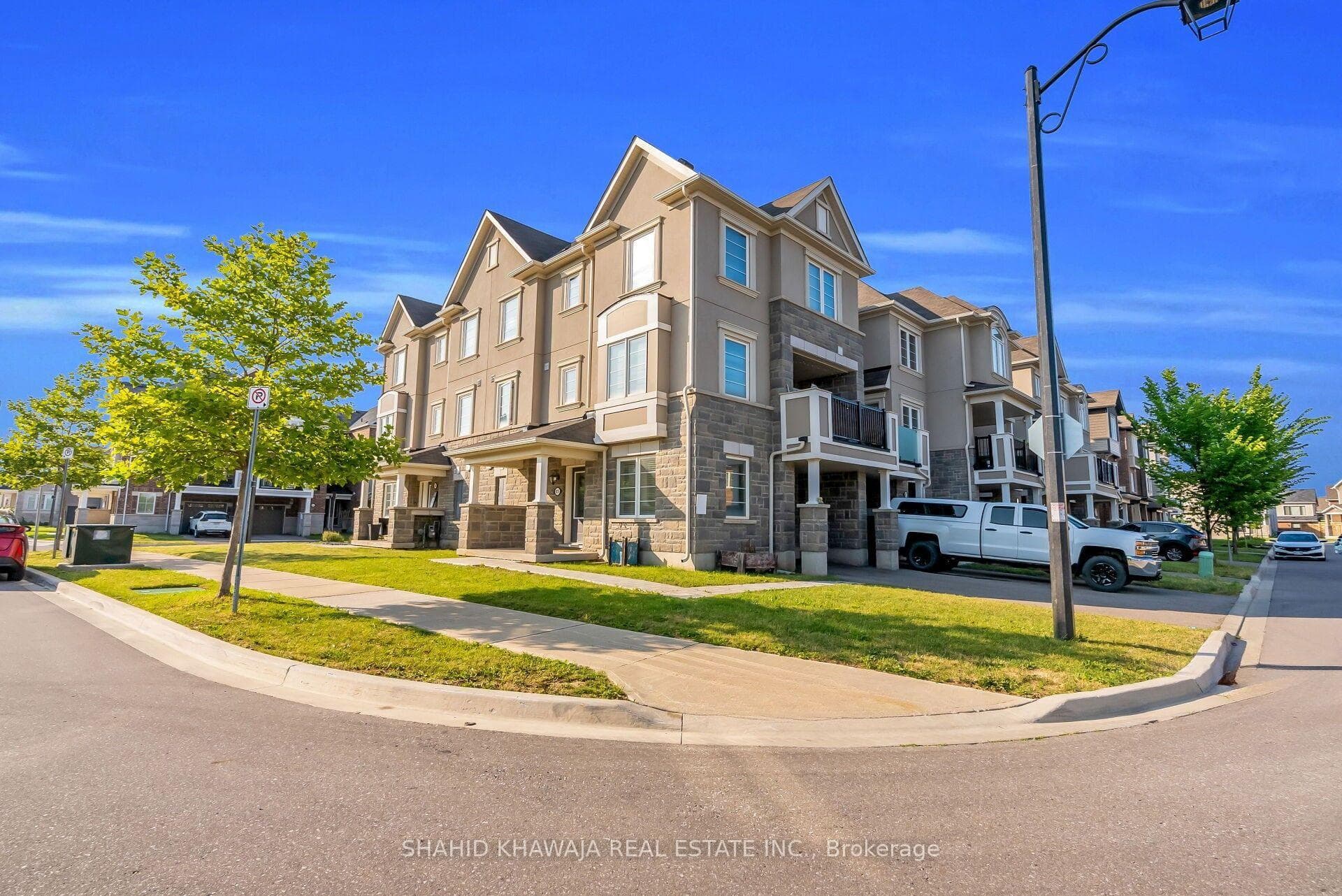 875 Sumac Crescent photo 3