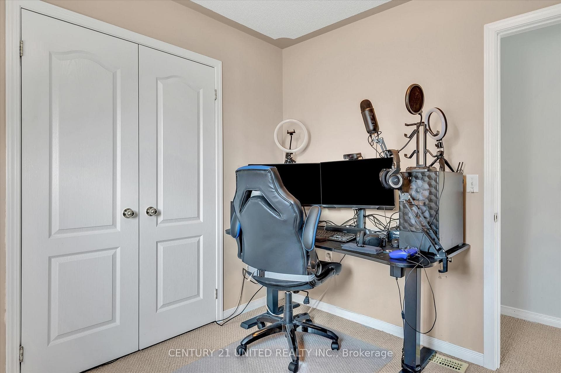 610 Clancy Crescent photo 33