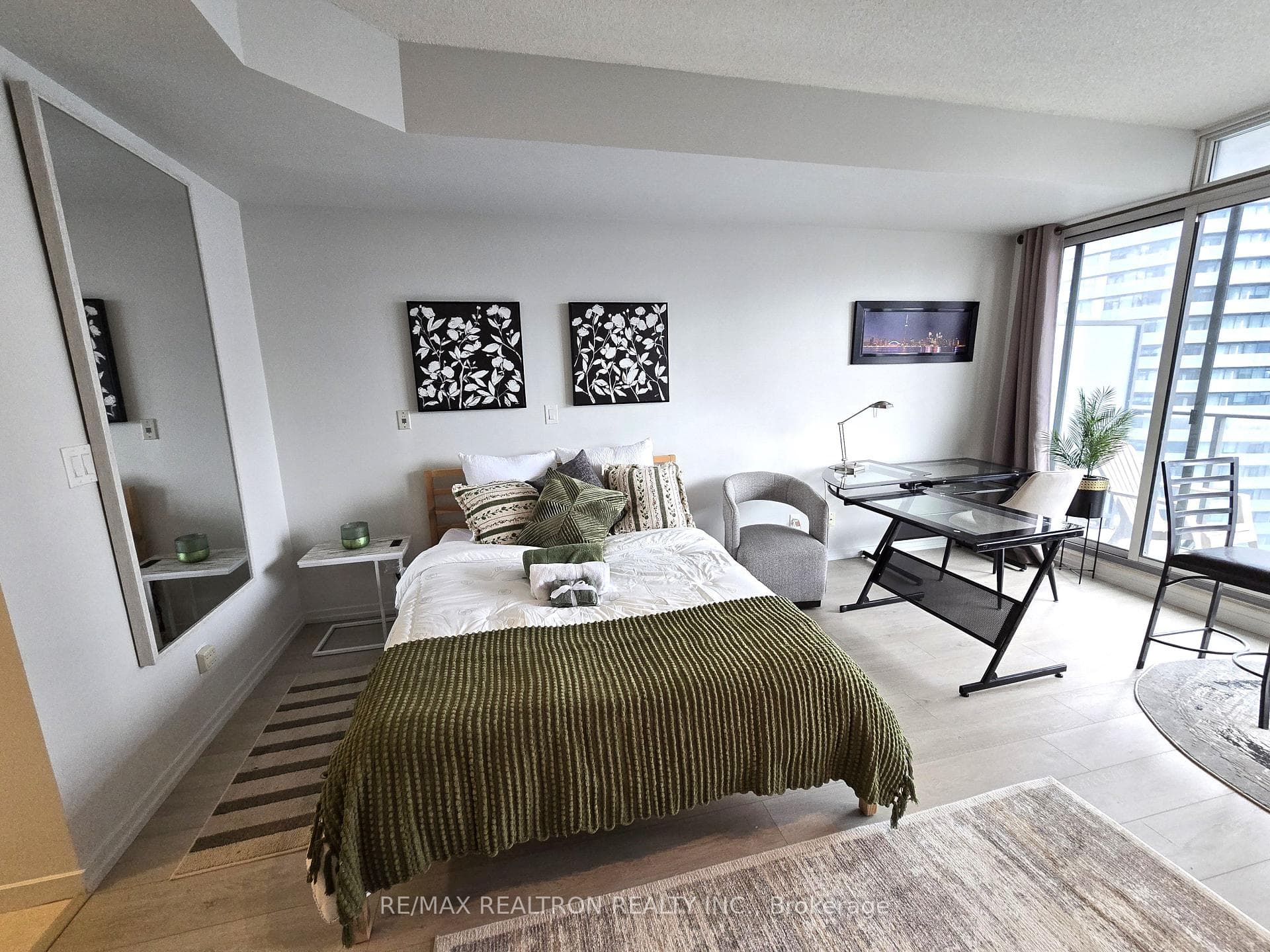 65 Bremner Boulevard Unit 3903 photo 2