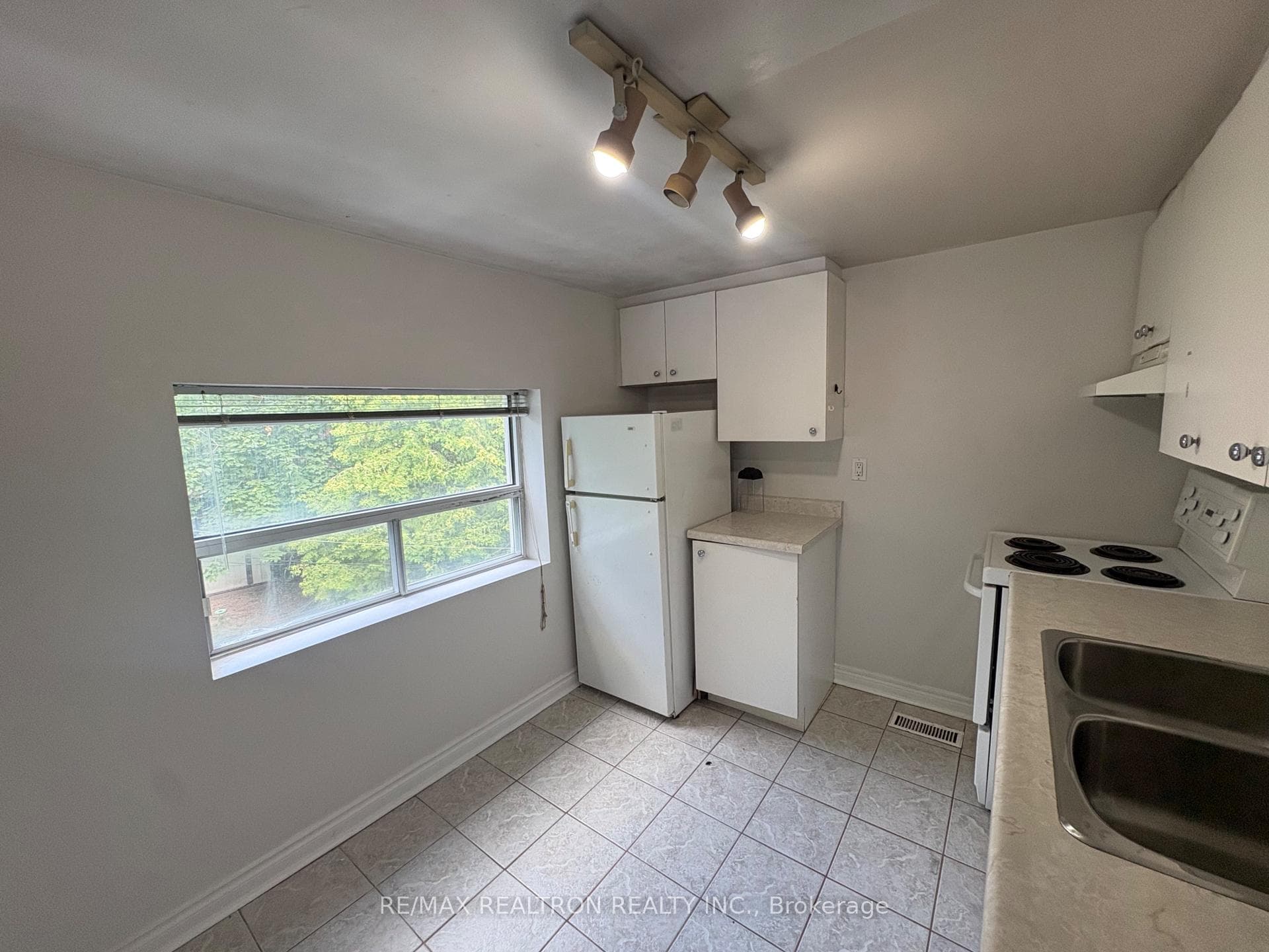218 Keele Street photo 5