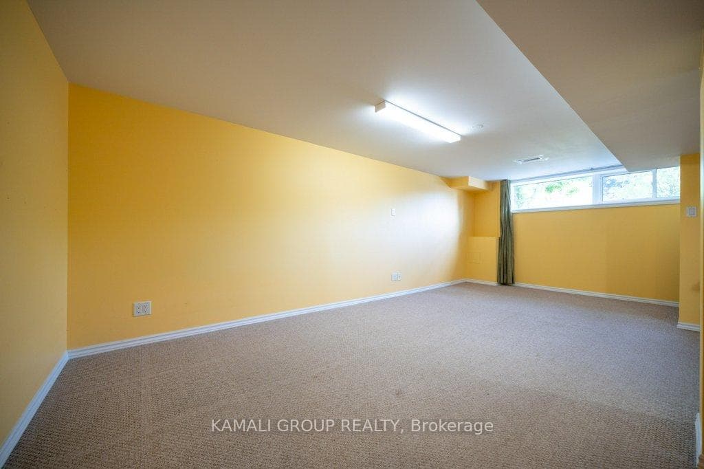 685 Perry Crescent photo 17