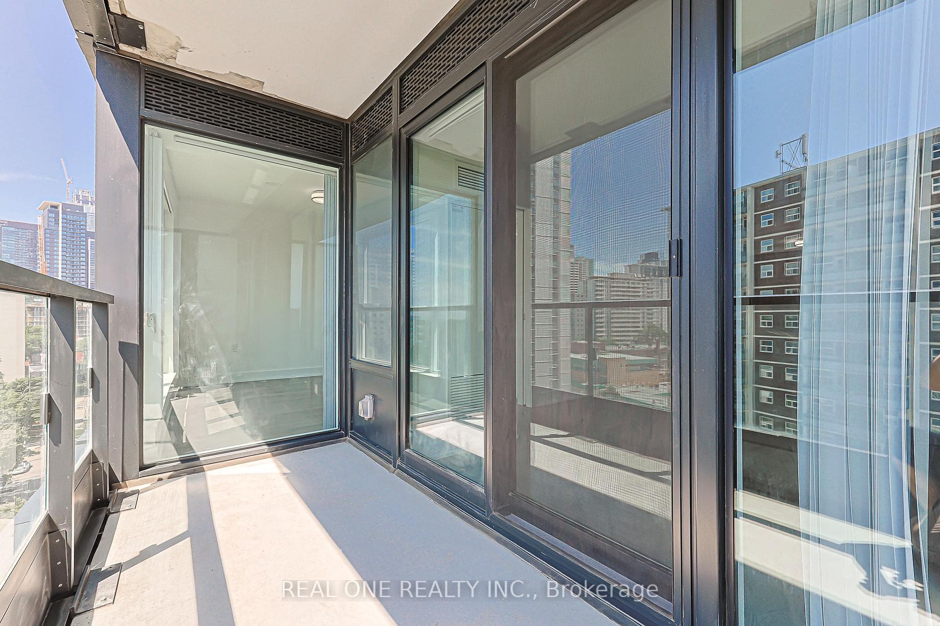 585 Bloor St East Street Unit 821 photo 19