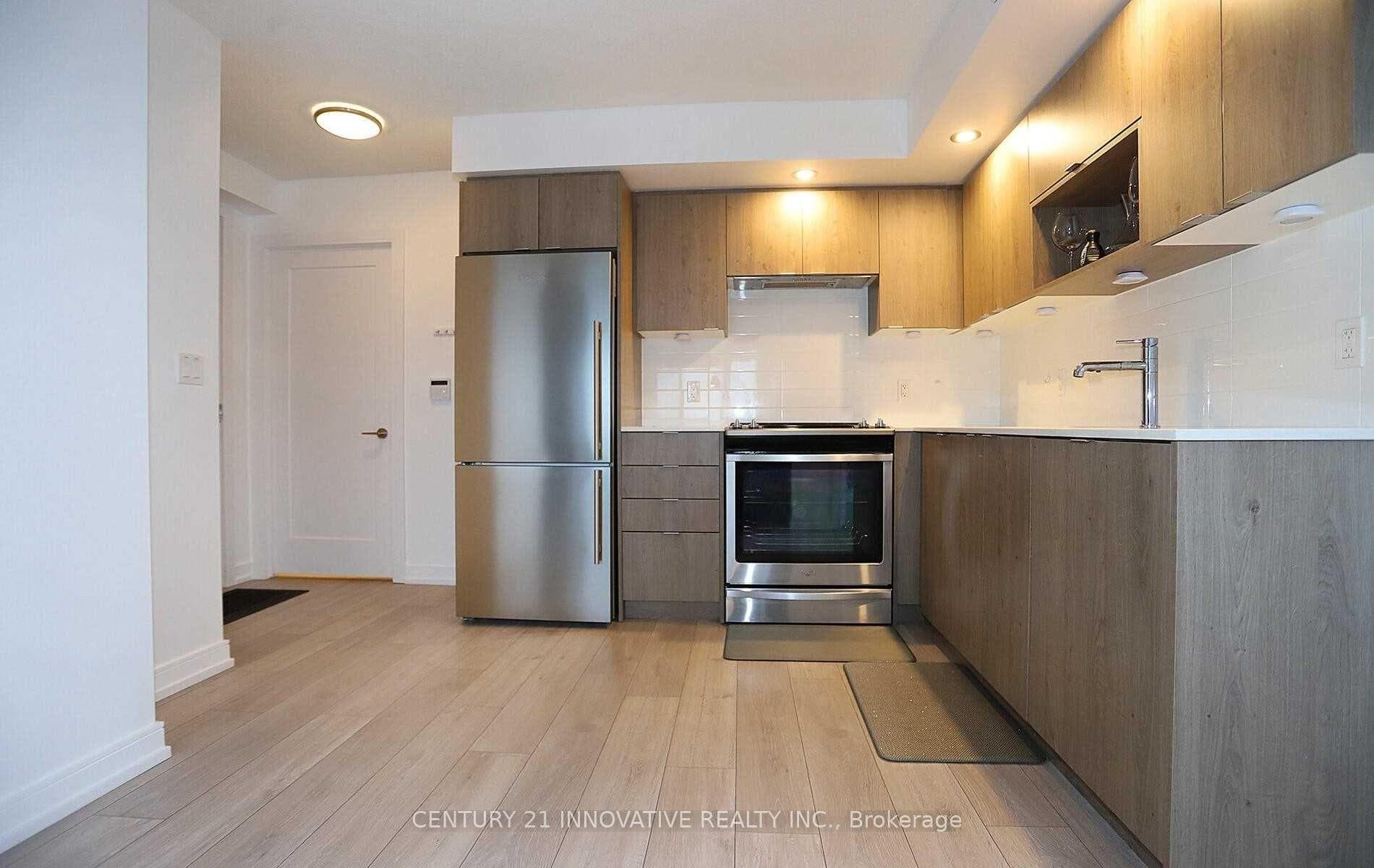 225 Village Green Square Unit 2008 photo 2
