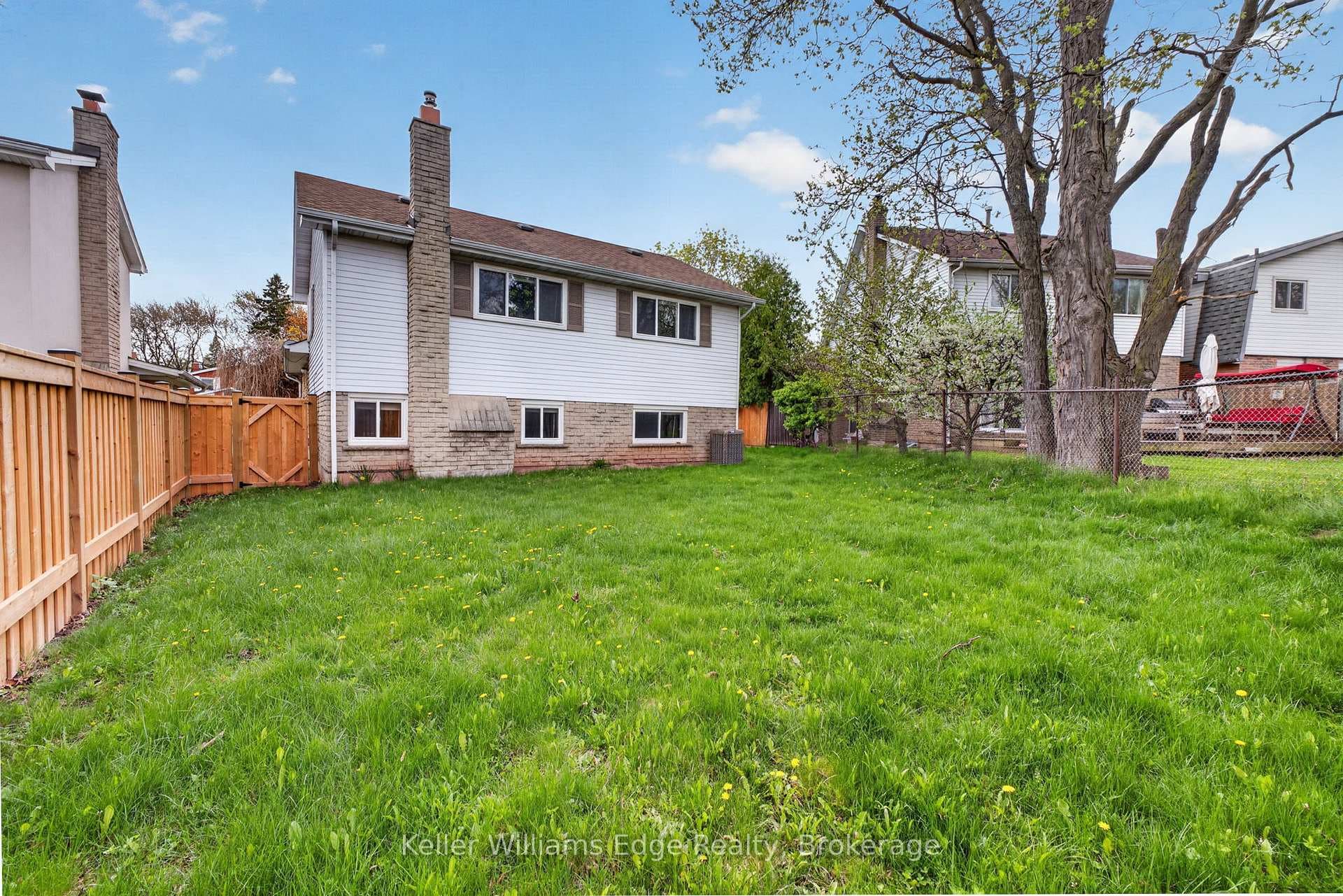 2471 Malcolm Crescent photo 43