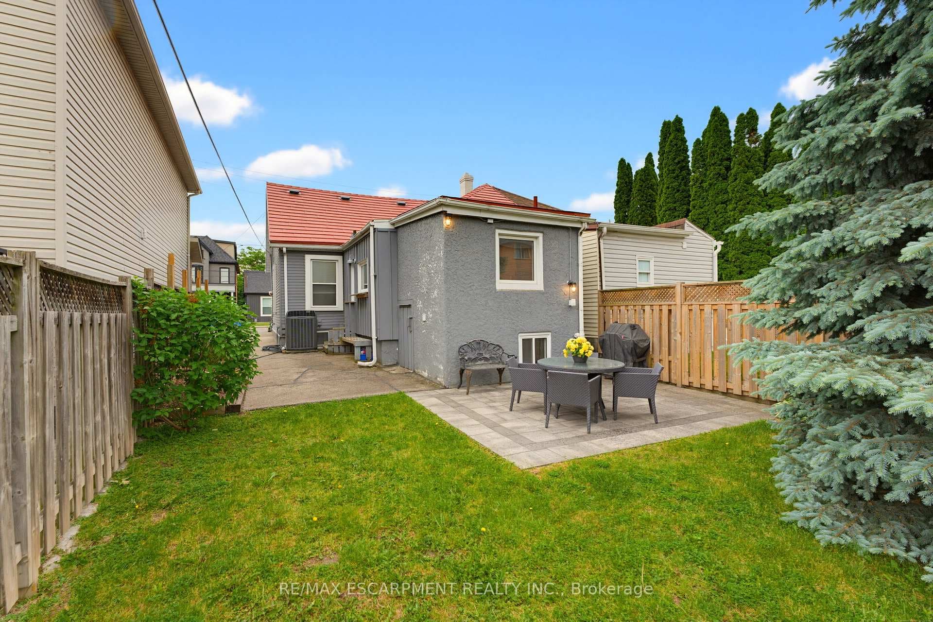 349 John Street photo 19