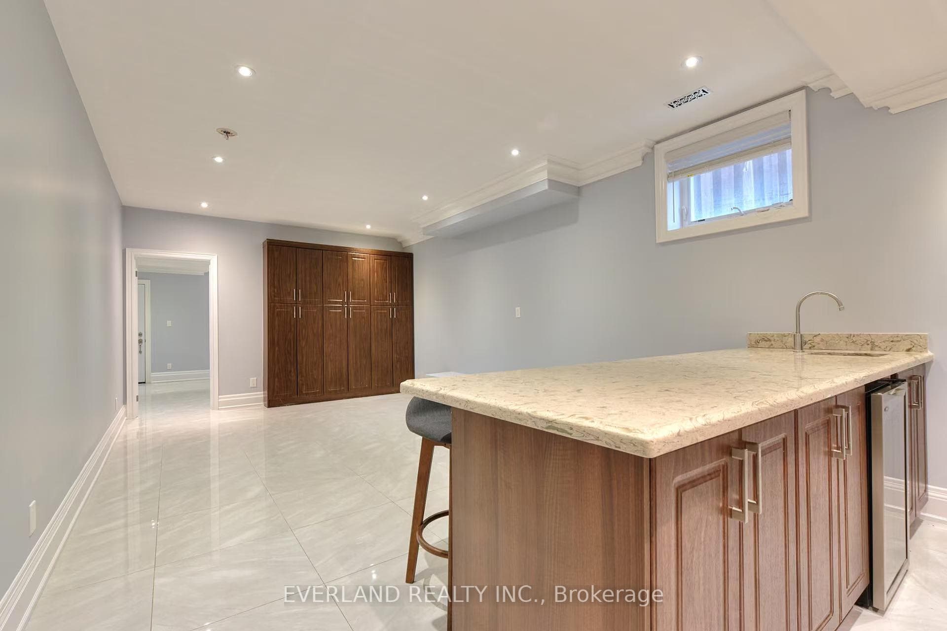 369 Hollywood Avenue Unit Lower photo 3