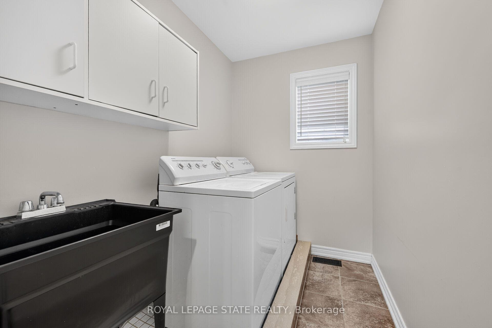 160 Wills Crescent photo 29