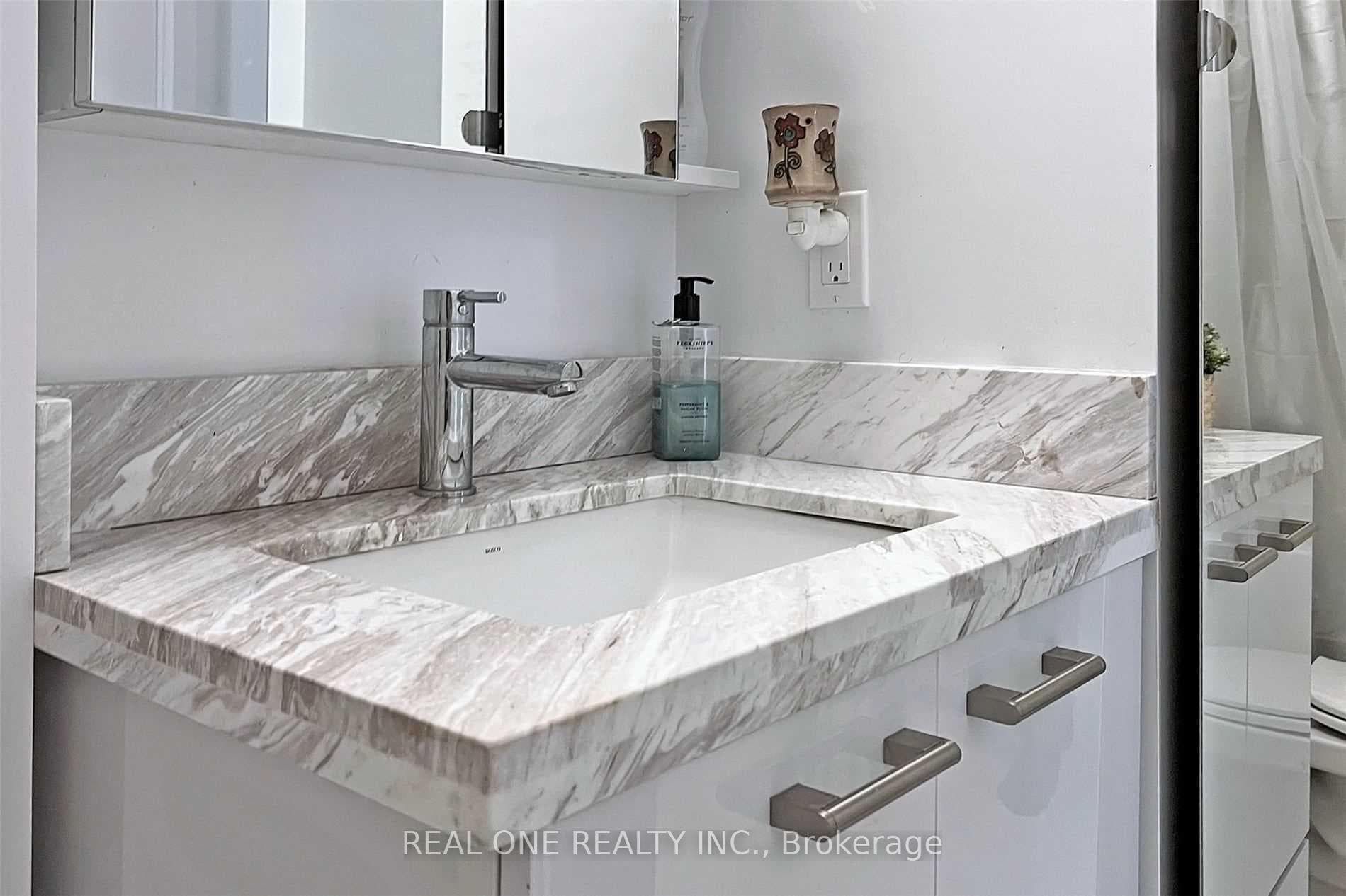 2221 Yonge Street Unit 1709 photo 21