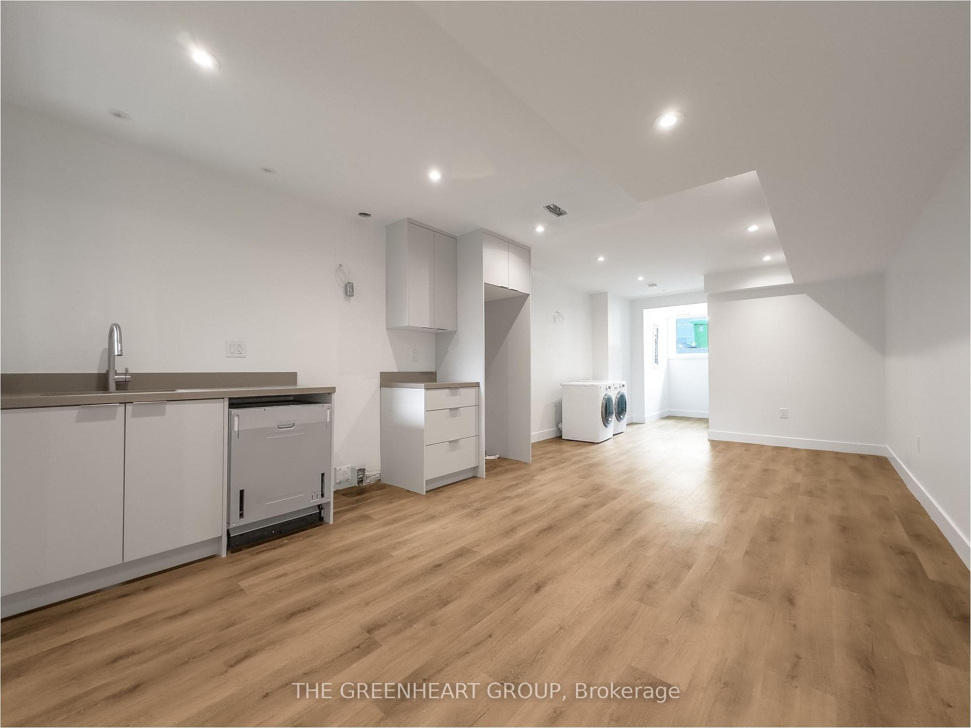 89 Montrose Avenue Unit Lower photo 3