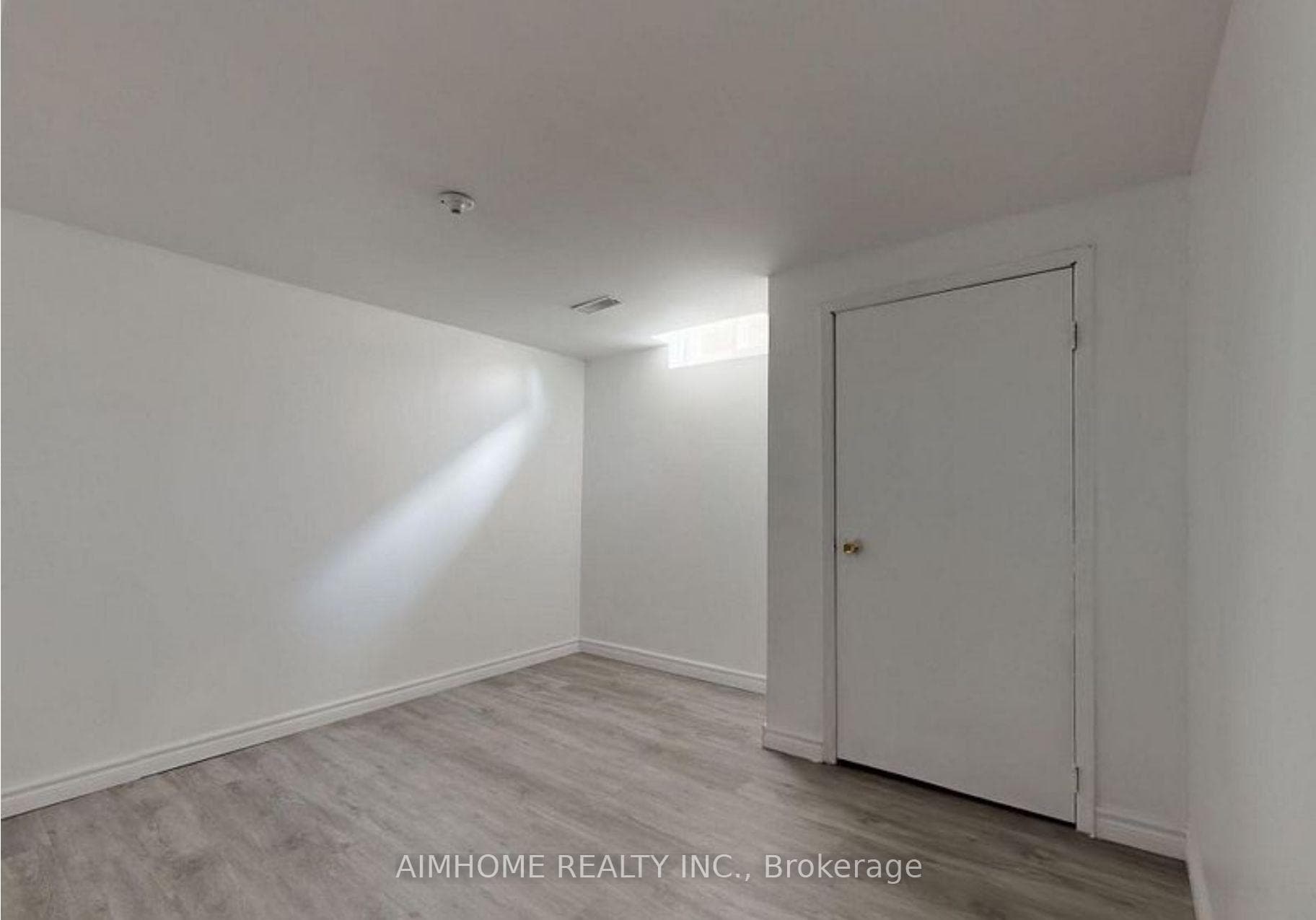 125 Roxanne Crescent photo 9