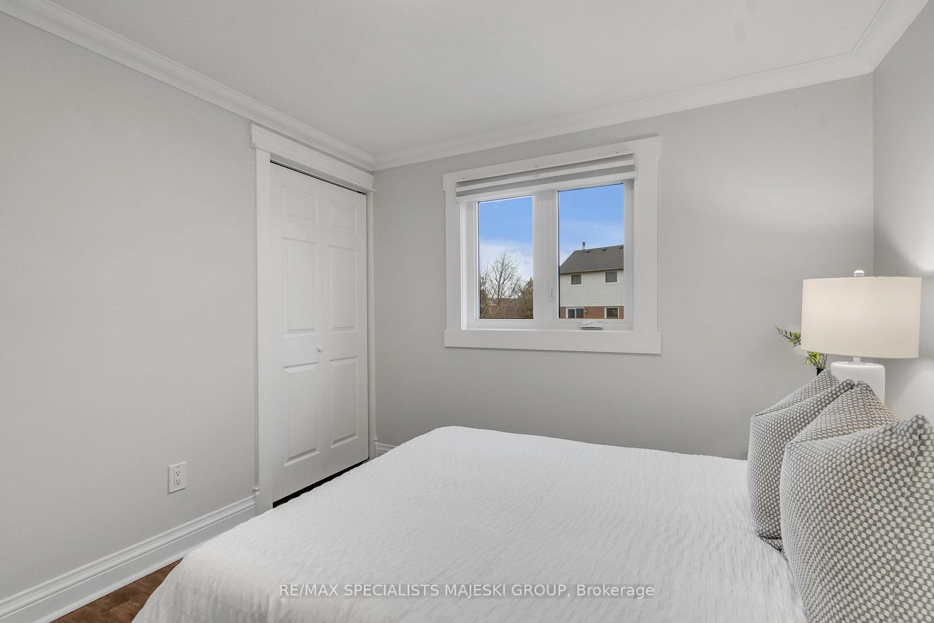2377 Cotswold Crescent photo 23