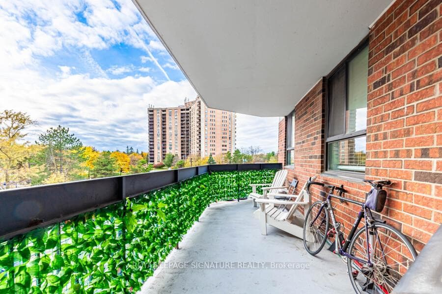 HUGE BALCONY FACING WEST