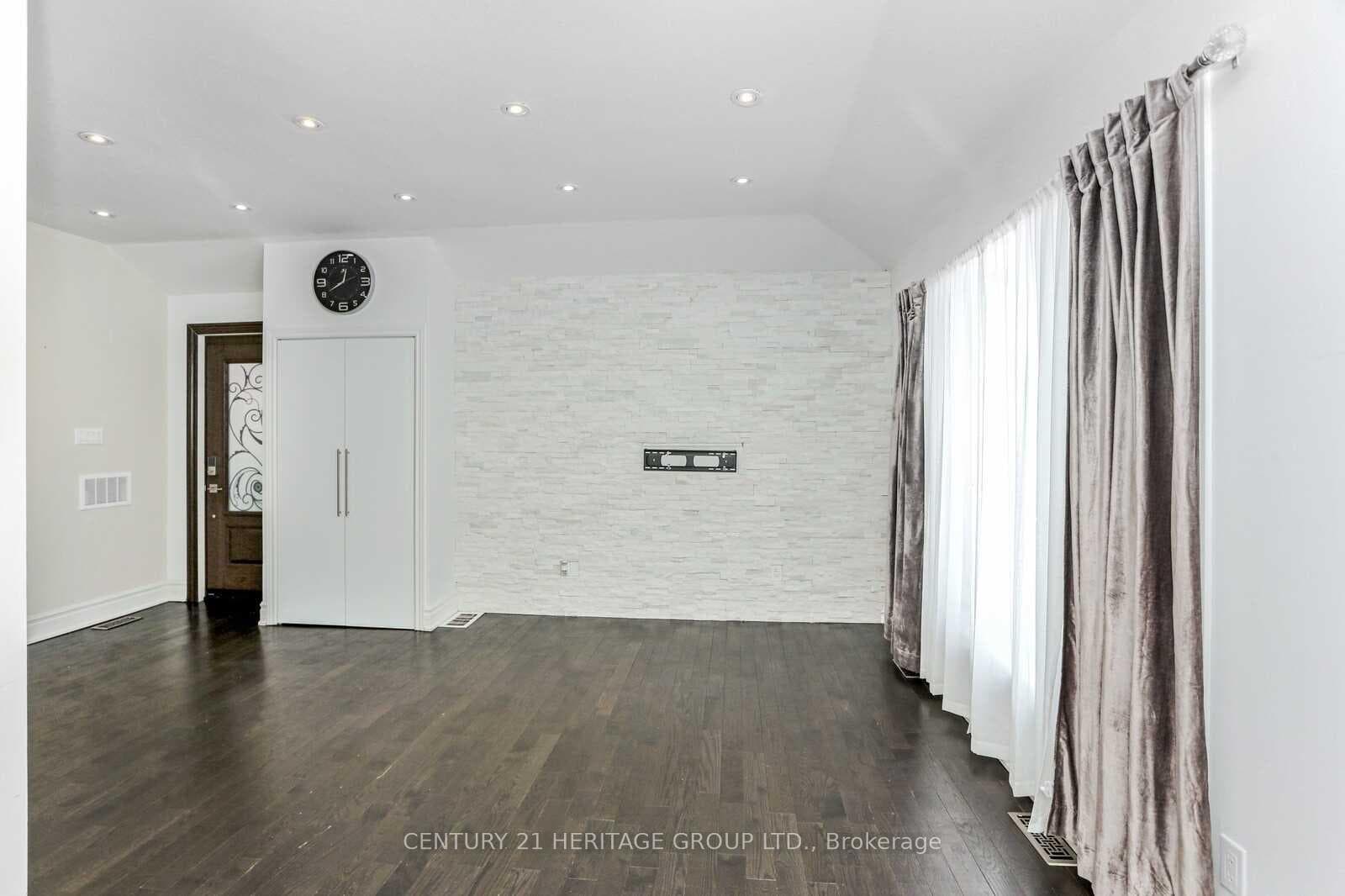 81 Aurora Heights Drive Unit Aurora photo 13