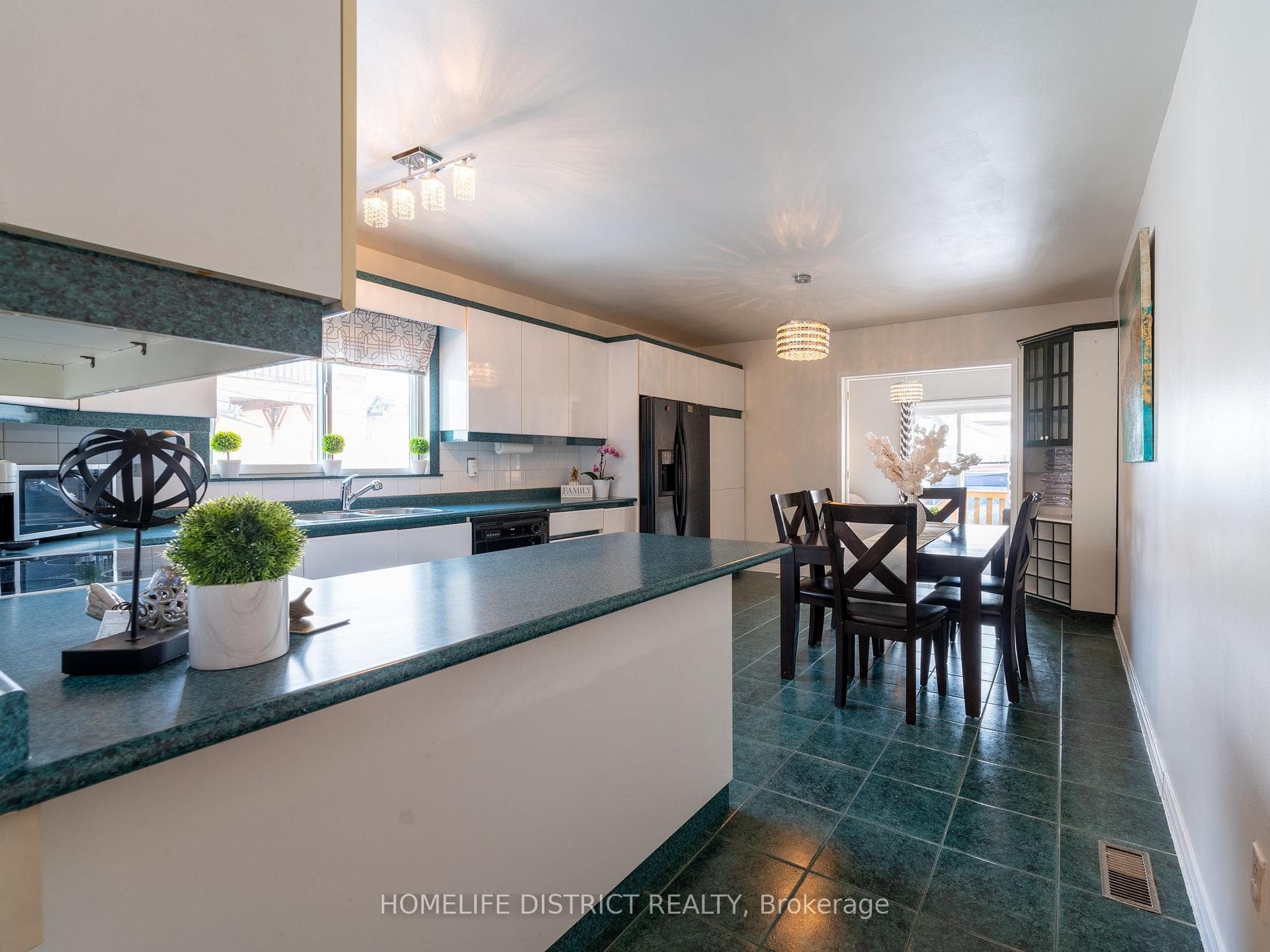 157 Silverthorn Avenue photo 17