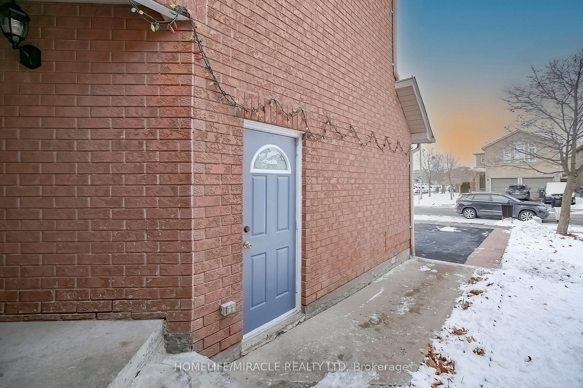 61 LAURAGLEN Crescent photo 3