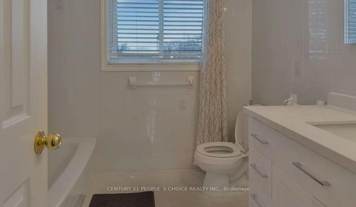 1246 Landfair Crescent photo 6