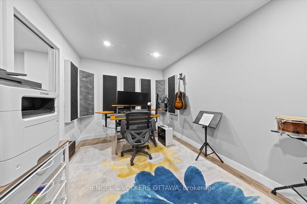 1005 Gold Crescent photo 29