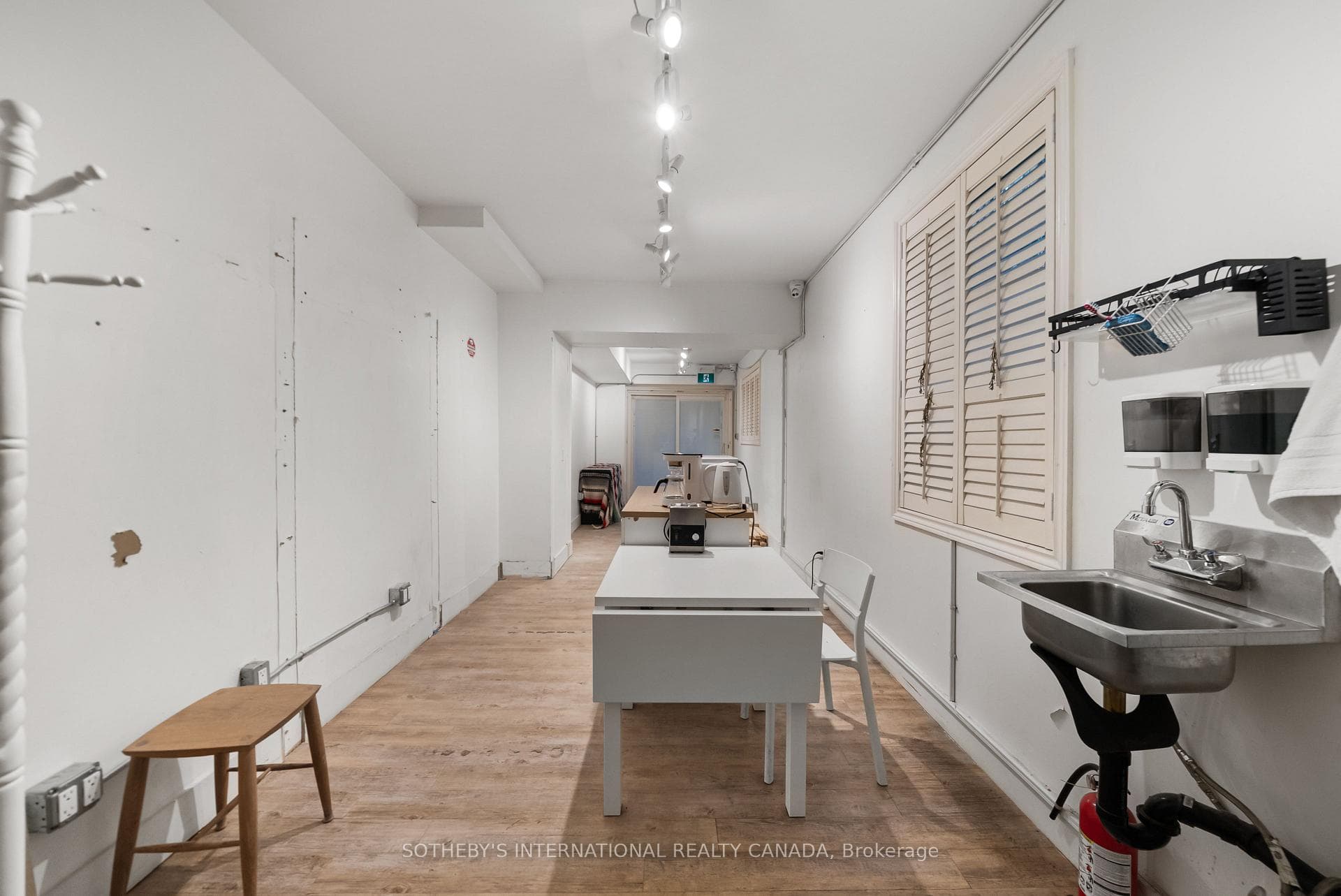919 Queen Street photo 6