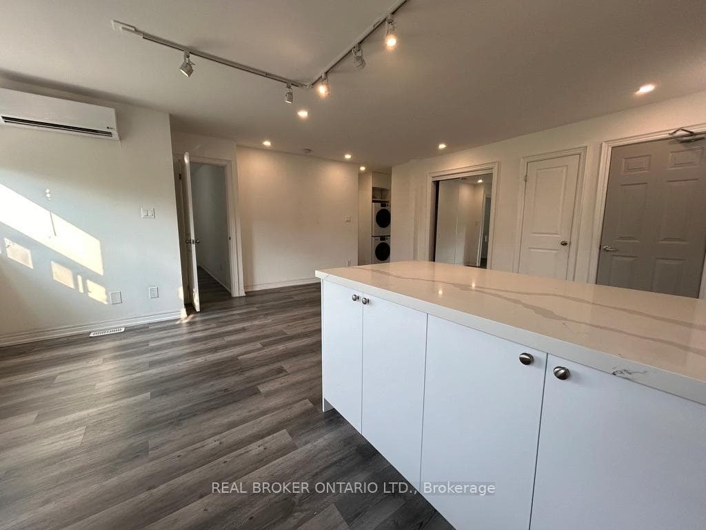 2209 Gerrard Street Unit 1 photo 2