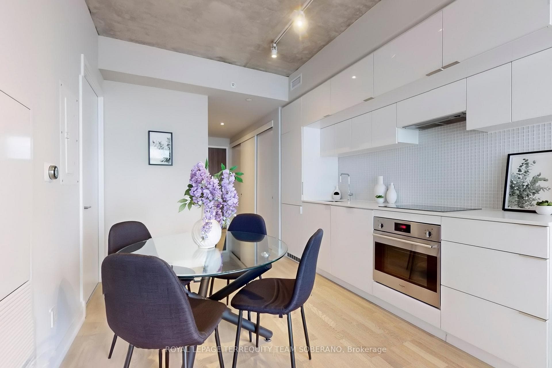 185 Roehampton Avenue Unit 1811 photo 14