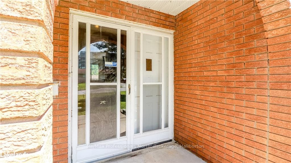208 KENNETH Avenue photo 3