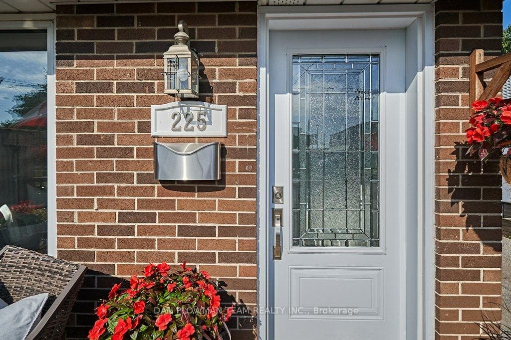 225 Vancouver Street photo 5